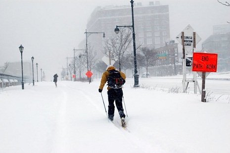 New York Braces for Blizzard Amid Warnings of Closings and Hazards