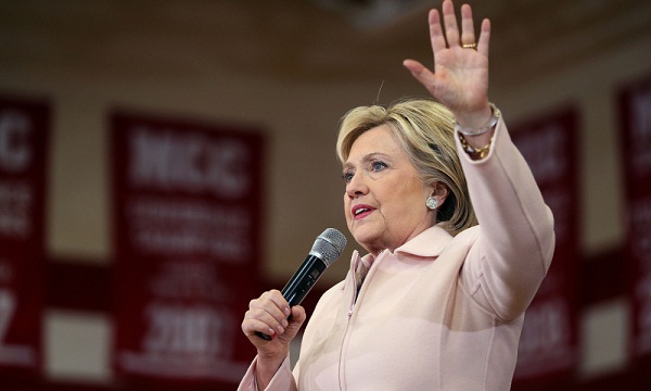 Présidentielle américaine: le FBI va enquêter sur d`autres emails de Clinton, Trump se félicite
