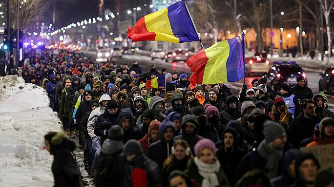 Roumanie: La crise se poursuit, les manifestations aussi