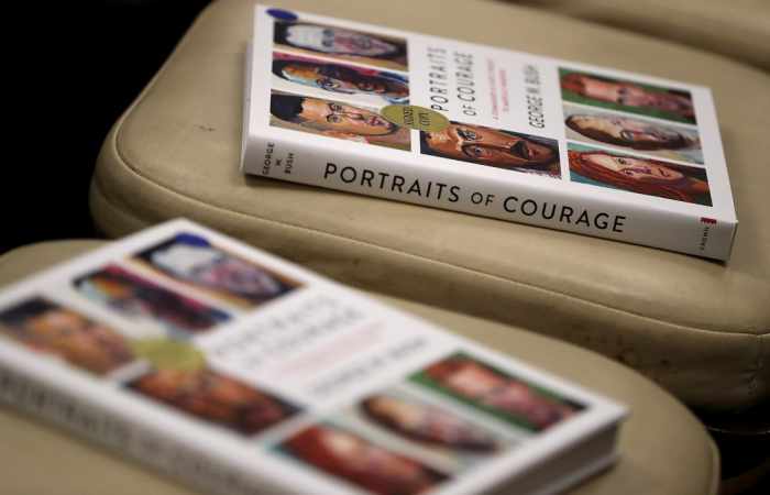 Un livre de portraits peints par Bush en tête des ventes aux Etats-Unis