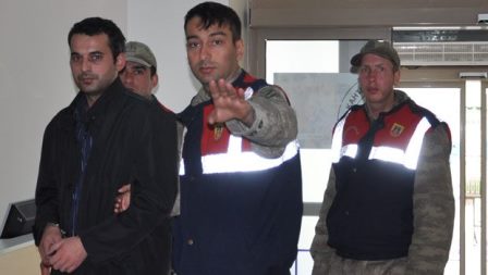 Atasının başını kəsən aktyor həbs edildi