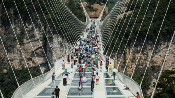 Chine : le pont en verre le plus long du monde ouvre au public