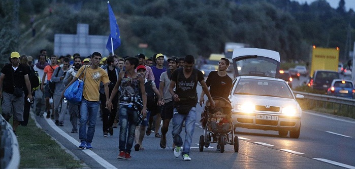 Volunteers drive refugees from Hungary to Austria - VIDEO