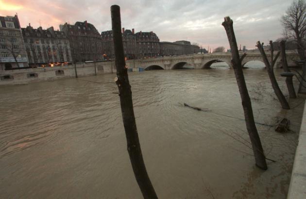 Inondations: Paris et sa banlieue s`exercent à faire face à une crue majeure