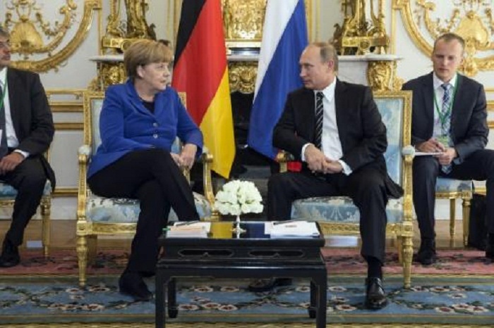 Merkel fordert von Putin Luftangriffe nur gegen den IS