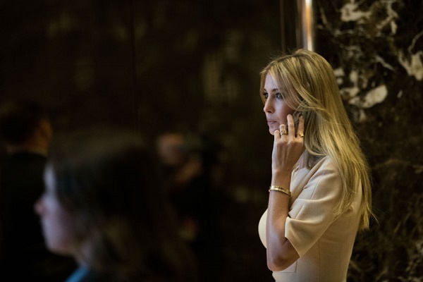 Deux passagers débarqués d`un avion pour avoir apostrophé Ivanka Trump