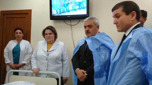 Rövnəq Abdullayev yaralılara baş çəkib