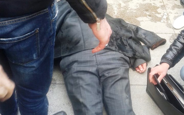 Bakıda jurnalist yolda yıxılaraq öldü - FOTO