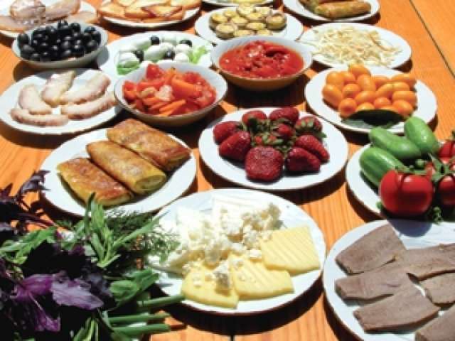 المائدة الأذربيجانية تتنوع بين أطباق رئيسية تقوم على لحم الضأن وثانوية أساسها الخضار