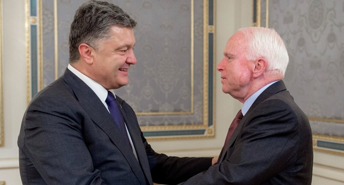 Donbass: US-Senator taucht im Kriegsgebiet auf und bekommt Sturmgewehr