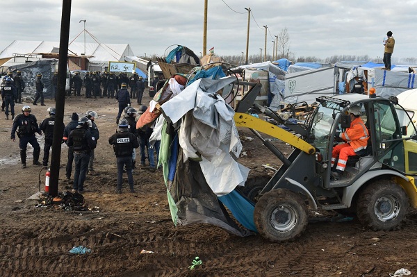 Heurts dans la "jungle" de Calais : le début du démantèlement se passe mal