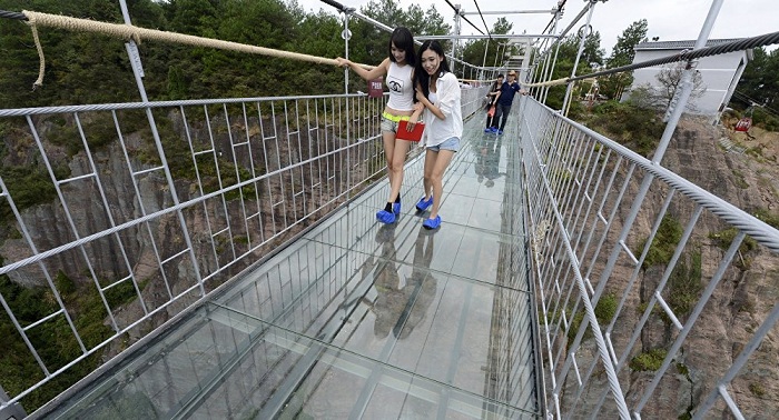 Glasbrücke in China: Nix für Leute mit Höhenangst - VIDEO