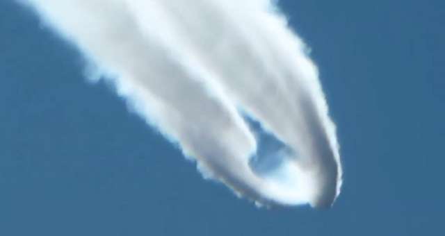 Passagierin filmt vom Flugzeugfenster Kampfjet in bedrohlicher Nähe
