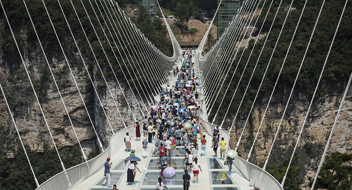Weltlängste gläserne Brücke in China eingeweiht