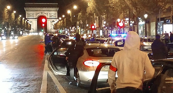 Stillstand mit Blaulicht: Pariser Polizisten protestierten gegen Gewalt an Kollegen