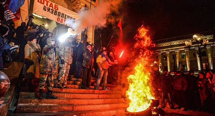 Flammendes Maidan-„Gedenken“ in Kiew: Radikalen-Umzug endet in Gewalt und Zerstörung