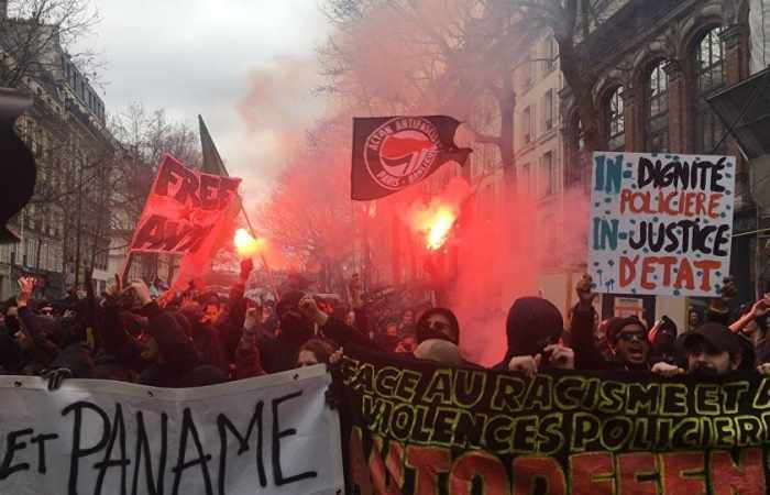 Paris: Tausende protestieren gegen Polizeigewalt