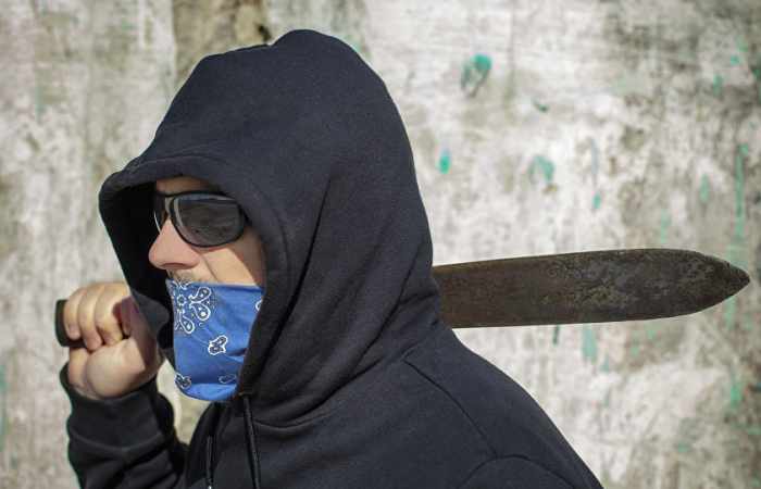 London: Vermummte erstechen dunkelhäutigen Jugendlichen mit Macheten