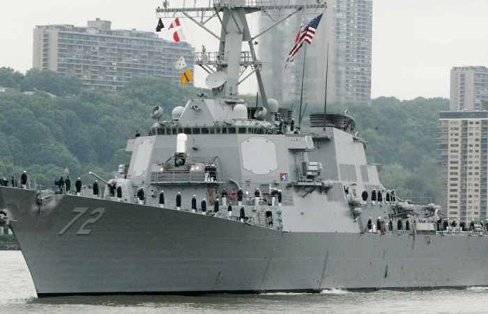 Iranisches Kriegsschiff verdrängt US-Zerstörer