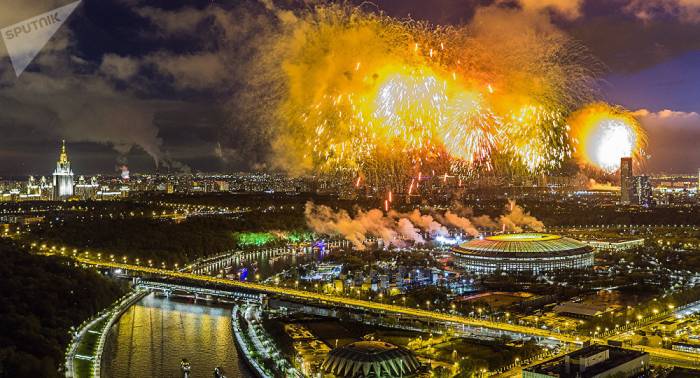 Großfeuerwerk zum Tag des Sieges erleuchtet Himmel über Moskau