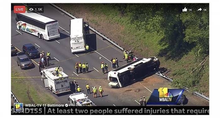 USA: Reisebus mit Dutzenden Kindern auf Autobahn überschlagen