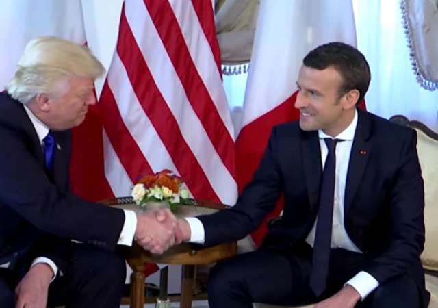 Kräftemessen mit USA: Macron kneift Trump, bis die Knöchel erbleichen