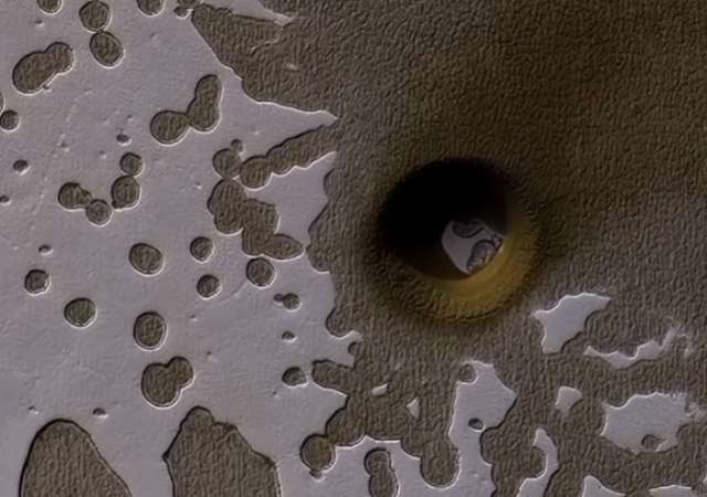Unlängst auf Mars entstandenes Riesenloch lässt Wissenschaftler rätseln