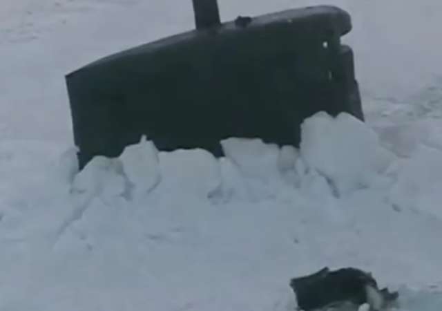 Russischer Heli filmt im Arktis-Eis eingefrorenes US-Atom-U-Boot