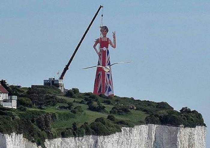 Gigantische Teresa May am Ärmelkanal zeigt der EU den Stinkefinger