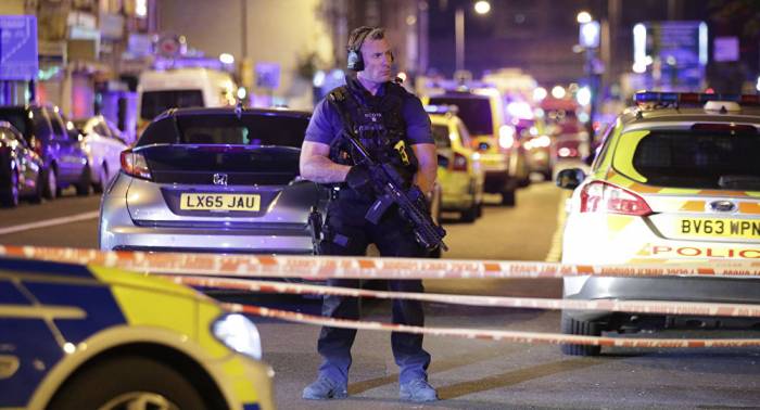 London: Minibus rast in Fußgänger vor Moschee – ein Toter, acht Verletzte