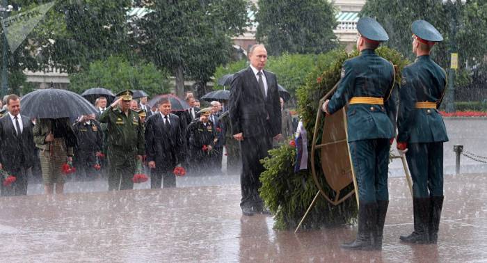 Kranzniederlegung im strömenden Regen: Putin und Medwedew im Gedenken an Kriegsbeginn