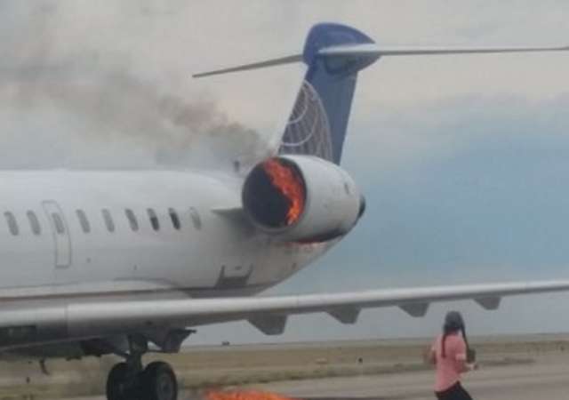 Passagierflugzeug landet mit brennendem Motor