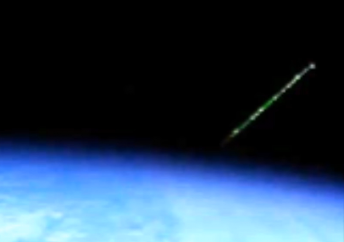 Ufo-Geschwader auf der Flucht von der Erde – ISS-Kamera fängt Seltsames ein