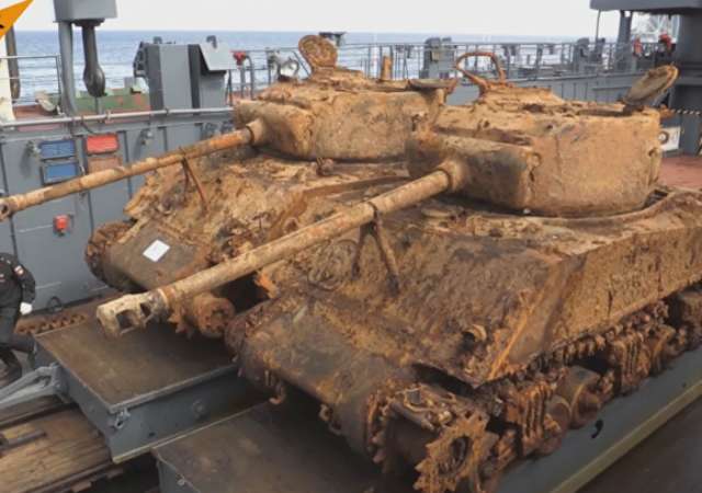 Russische Taucher bergen US-Panzer vom versenkten Kriegsschiff