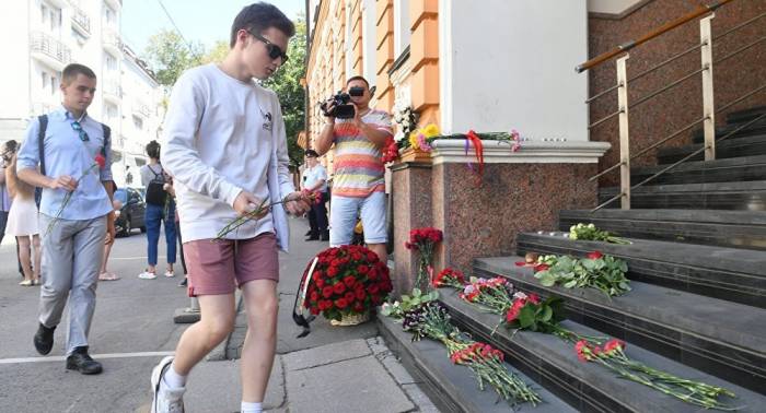 Moskauer gedenken mit Blumen und Kerzen der Opfer in Barcelona