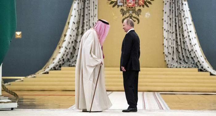 „Ich muss ans Telefon“: Putin unterbricht Sitzung wegen Anrufs des saudischen Königs