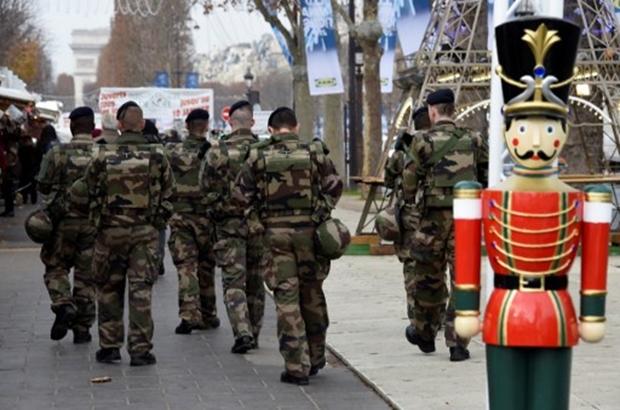 Noël sous haute sécurité à Paris, sur fond de menace terroriste