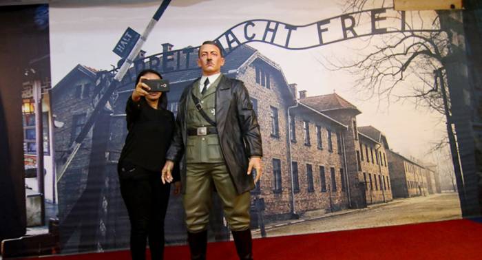 „Selfies mit Hitler“ sorgen für Skandal im indonesischen Wachsmuseum