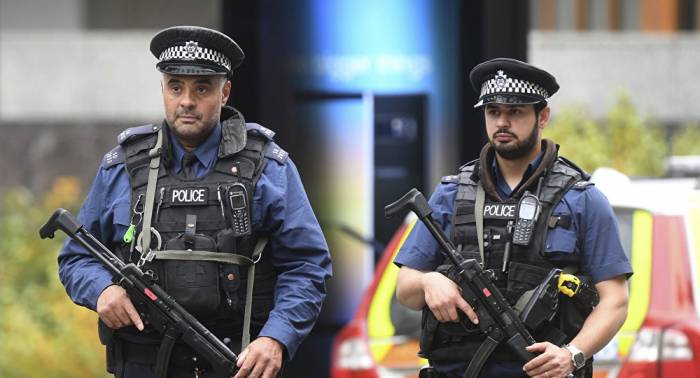 Pkw rast in Gruppe von Passanten in London