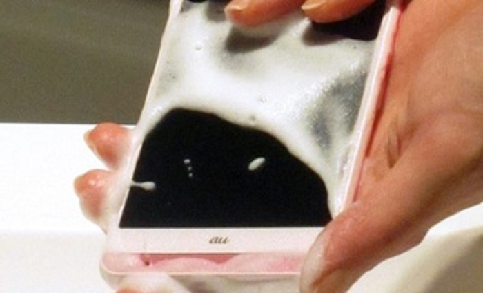 Mit Wasser und Seife gegen Flecken auf dem Smartphone