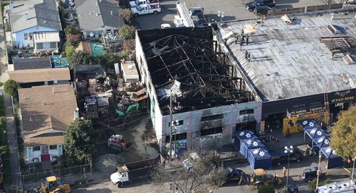 Ascienden a 33 los muertos por incendio en un almacén de Oakland