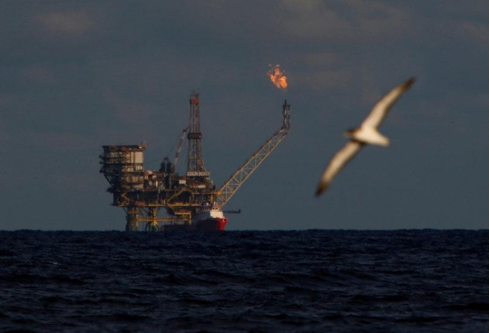 Oil down 2 percent, breaks five-week rally as oversupply fears resurface