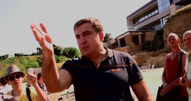 Saakaşvili hasarları dağıtdı - Video