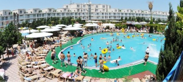 “AquaPark”da üç oğlan qızı döyüb