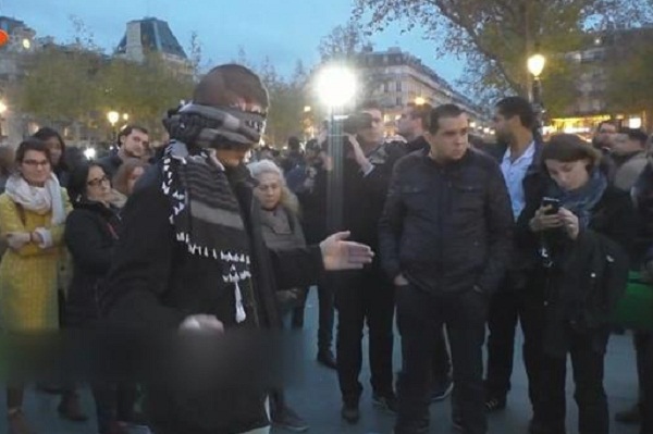 Un musulman à bras ouverts en plein Paris VIDEO