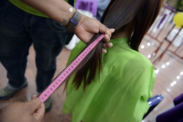 Venezuela: avec la crise économique, les femmes vendent leurs cheveux