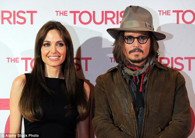 Angelina Jolie et Johnny Depp, un amour naissant ? La presse américaine annonce qu`ils seraient en couple 