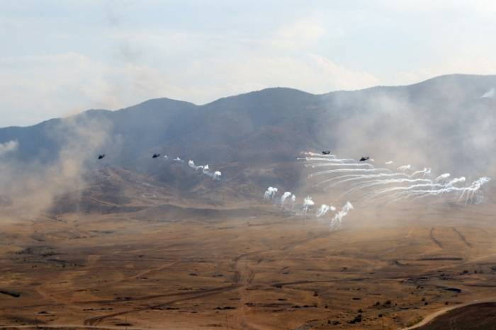 Aserbaidschanische Armee führt Live-Feuer bei den großangelegten militärischen Übungen durch