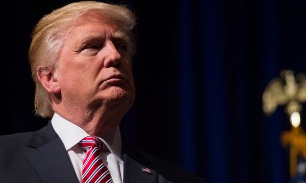 Trump s`en prend à un bébé qui pleure pendant son meeting 