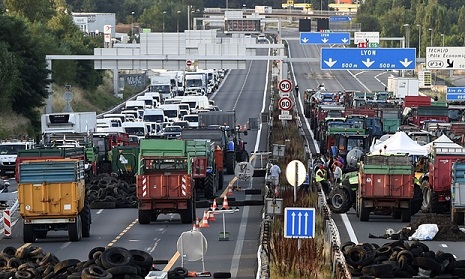 French farmers block Spanish and German borders in foreign food protest